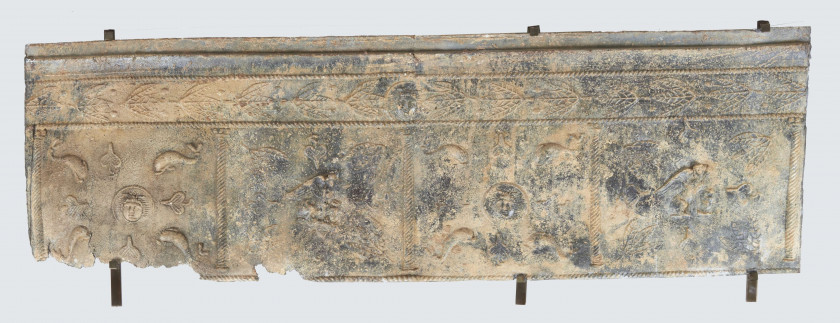 PANNEAU DE SARCOPHAGE En plomb à décor de sphinges, têtes de Gorgone, dauphins et grandes feuilles nervurées. 117 x 36 cm ART...