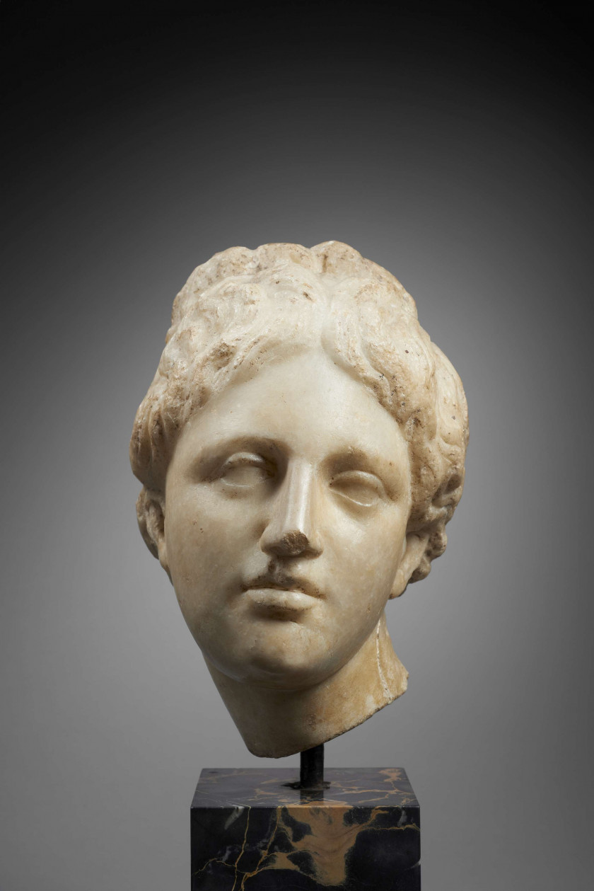 TÊTE DE FEMME EN MARBRE, ART ALEXANDRIN, 1er SIÈCLE AV. J.C.-1er SIÈCLE AP.