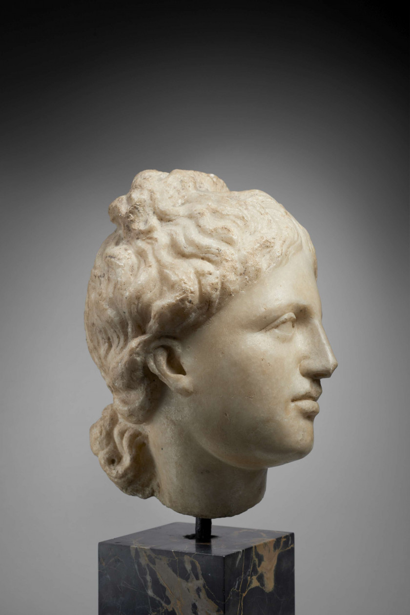 TÊTE DE FEMME EN MARBRE, ART ALEXANDRIN, 1er SIÈCLE AV. J.C.-1er SIÈCLE AP.