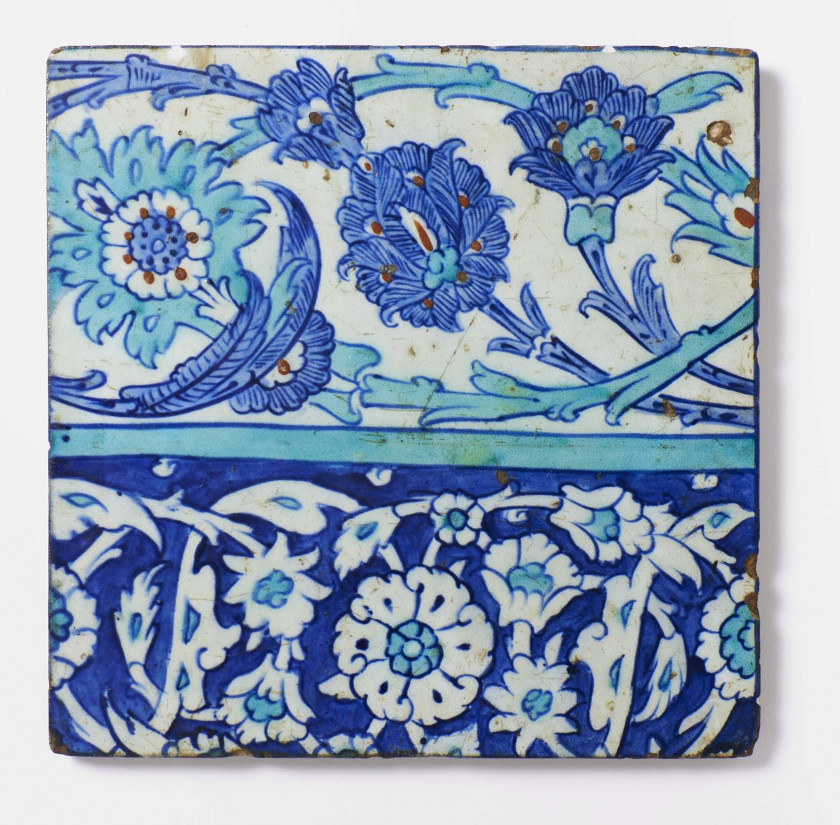 CARREAU AUX ENTRELACS, IZNIK, ART OTTOMAN, 17e SIÈCLE