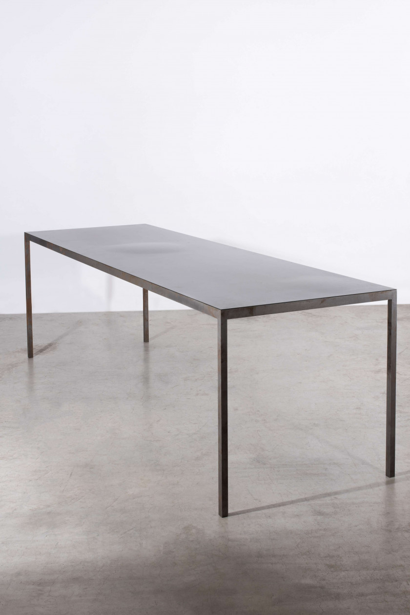 Maarten VAN SEVEREN (1956 - 2005) Table mod. ST93 - 1993 Piètement en acier brut, plateau en polyester coloré "green-black"