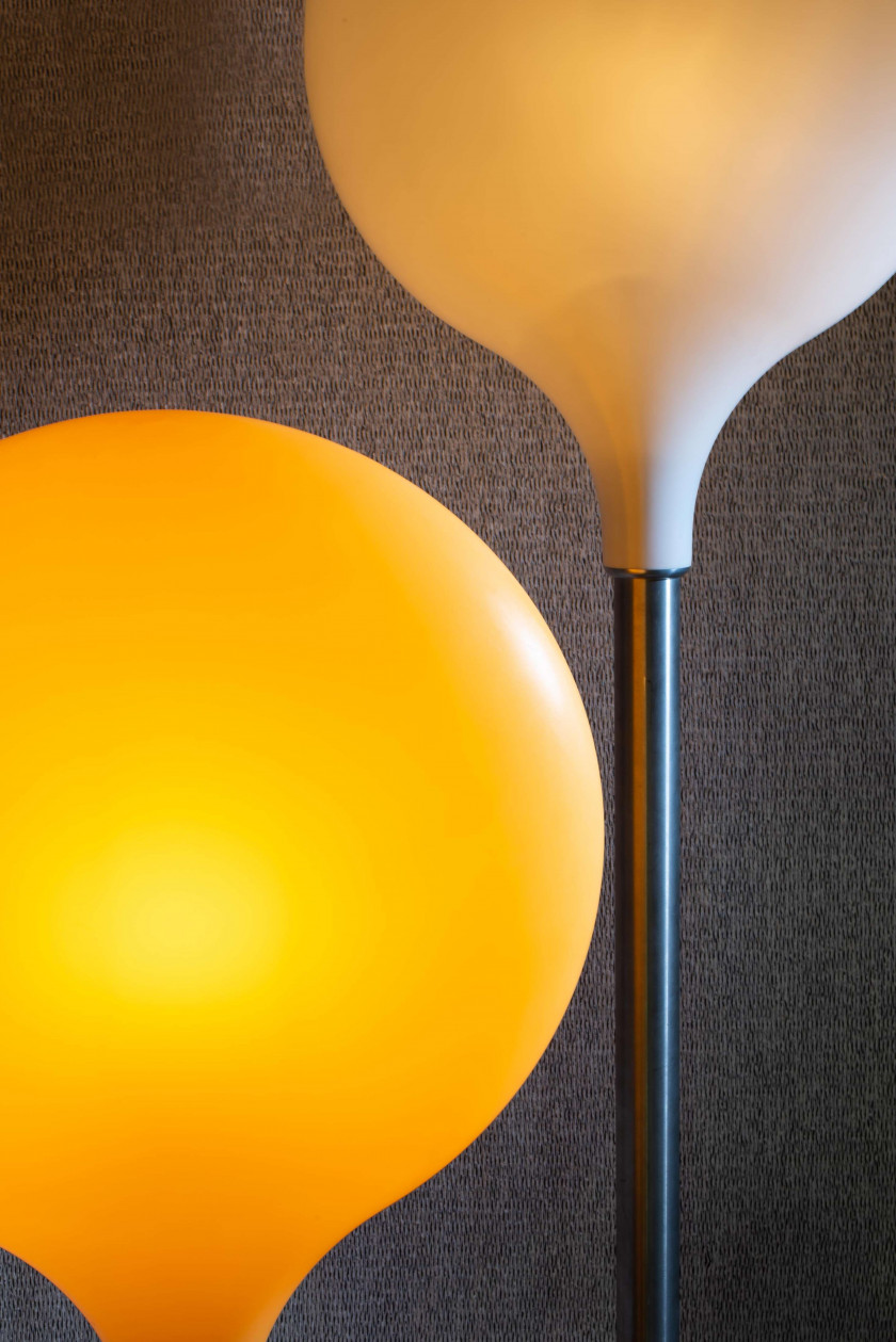 Marc NEWSON (Né en 1963) Paire de lampes de sol dites "Diodes" - 2003 Base en Corian noir, corps en aluminium brossé, réflecteurs en...