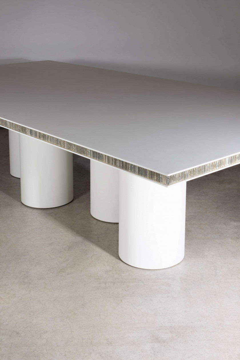 Martin SZEKELY (Né en 1956) Table dite "Blanche"- 2007 PIétement en Corian, plateau en aluminium nid d'abeille et Corian blanc