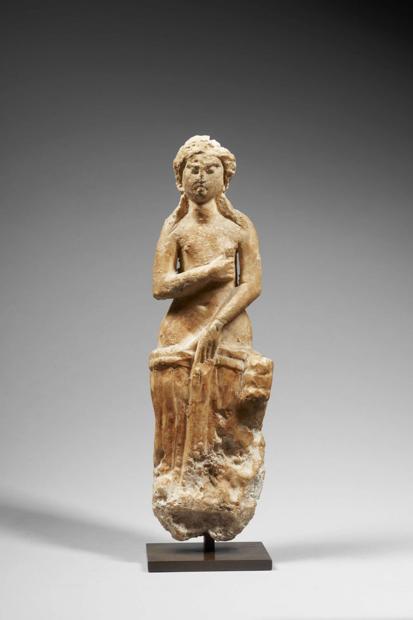 STATUETTE DE FEMME EN PIERRE, ART ROMAIN, VERS LE 3e SIÈCLE