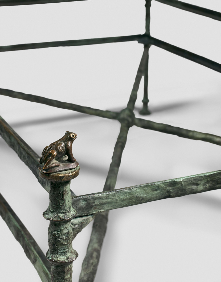 Diego GIACOMETTI 1902 - 1985 Table basse à double plateau aux grenouilles Bronze à patine vert antique