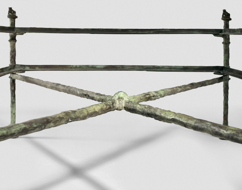 Diego GIACOMETTI 1902 - 1985 Table basse à double plateau aux grenouilles Bronze à patine vert antique