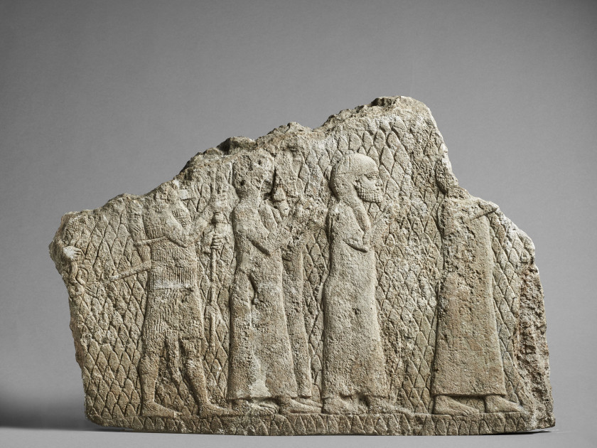 BAS-RELIEF EN ALBÂTRE GYPSEUX PROVENANT DU PALAIS DE SENNACHÉRIB, NINIVE, ART ASSYRIEN, 705-681 AV. J.C.