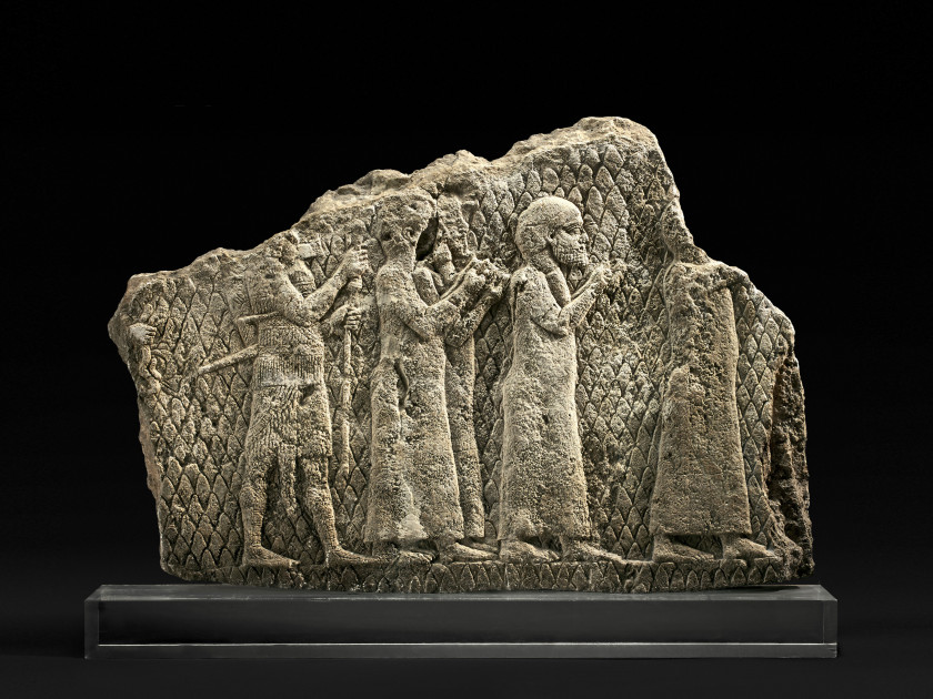 BAS-RELIEF EN ALBÂTRE GYPSEUX PROVENANT DU PALAIS DE SENNACHÉRIB, NINIVE, ART ASSYRIEN, 705-681 AV. J.C.