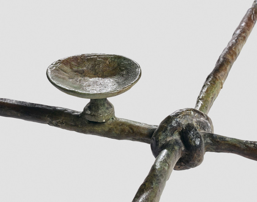 Diego GIACOMETTI 1902 - 1985 Table grecque à l'oiseau et coupelle Bronze à patine brun-vert