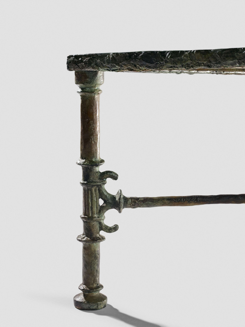 Diego GIACOMETTI 1902 - 1985 Table grecque à l'oiseau et coupelle Bronze à patine brun-vert