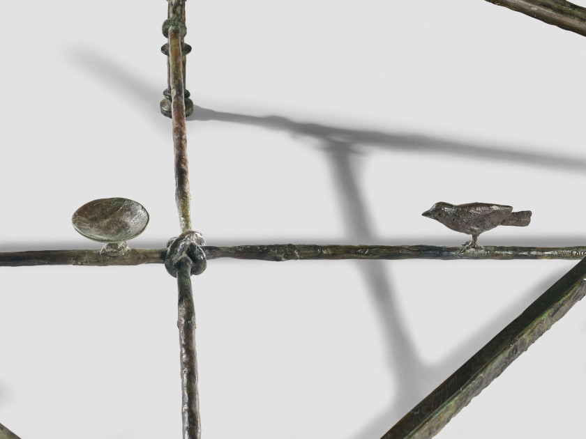 Diego GIACOMETTI 1902 - 1985 Table grecque à l'oiseau et coupelle Bronze à patine brun-vert