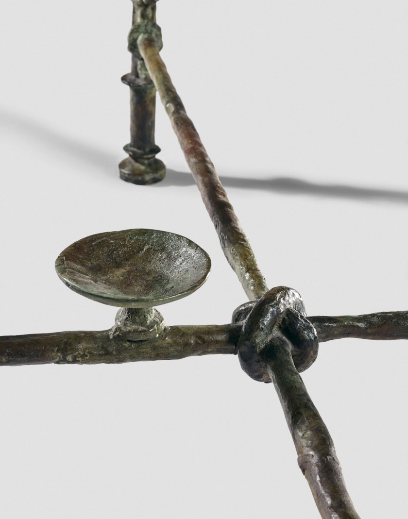 Diego GIACOMETTI 1902 - 1985 Table grecque à l'oiseau et coupelle Bronze à patine brun-vert