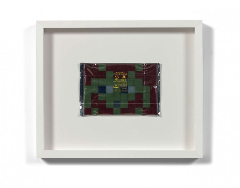 INVADER (Français - Né en 1969) Alias #PA.254 - 2000 Mosaïque présentée dans son blister, photographie du Space Invader in situ et c...