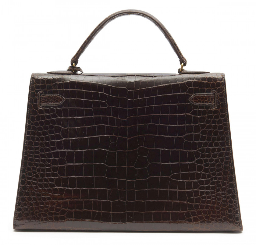 HERMÈS  Sac KELLY Sellier 32 Crocodile d'estuaire lisse Vison (Crocodylus porosus) I/A pré-convention Garniture métal plaqué...