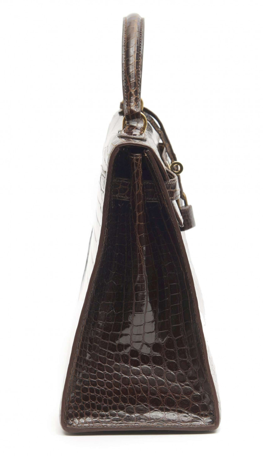 HERMÈS  Sac KELLY Sellier 32 Crocodile d'estuaire lisse Vison (Crocodylus porosus) I/A pré-convention Garniture métal plaqué...