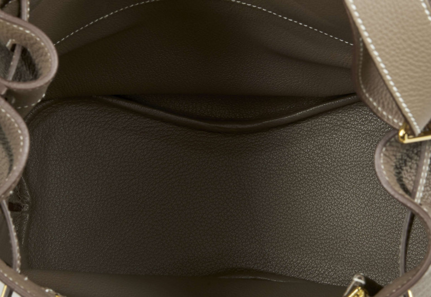 HERMÈS 2010  Sac SO KELLY Veau Togo Étoupe Piqué sellier blanc Garniture métal plaqué or  SO KELLY bag Étoupe Togo...