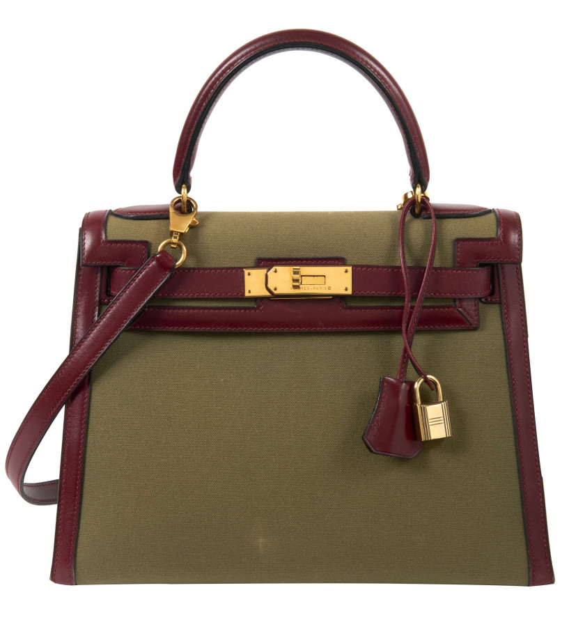 HERMÈS 1994  Sac KELLY Sellier 28 Box bordeaux, toile vert olive Garniture métal plaqué or  KELLY Sellier 28 bag Bur...