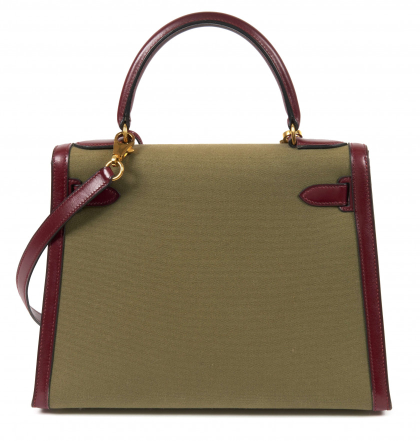 HERMÈS 1994  Sac KELLY Sellier 28 Box bordeaux, toile vert olive Garniture métal plaqué or  KELLY Sellier 28 bag Bur...