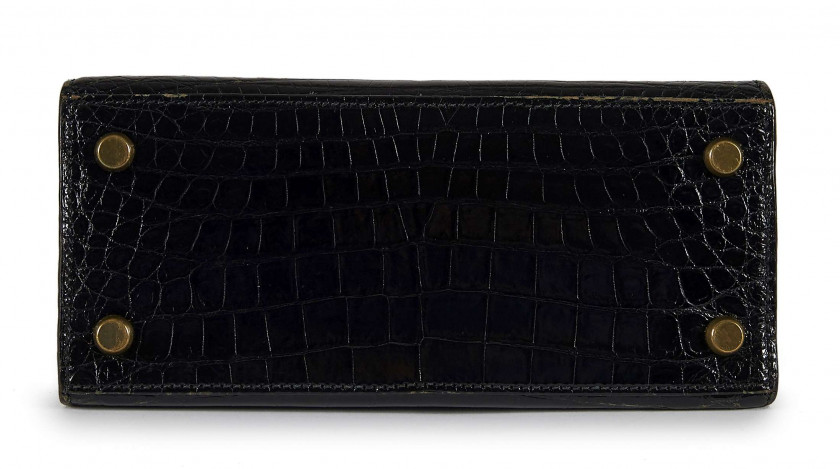 HERMÈS 1985  Sac KELLY Sellier 20 Crocodile du Nil noir (Crocodylus niloticus) II/B Garniture métal plaqué or  KELLY S...