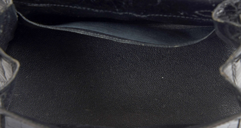 HERMÈS 1985  Sac KELLY Sellier 20 Crocodile du Nil noir (Crocodylus niloticus) II/B Garniture métal plaqué or  KELLY S...