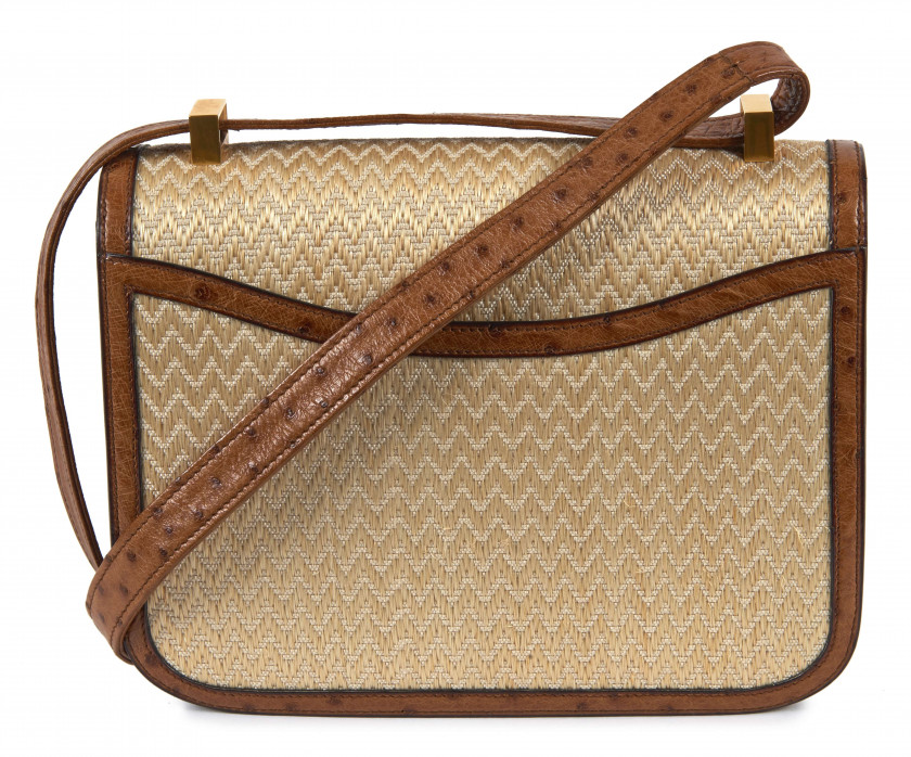 HERMÈS  Sac CONSTANCE 23 Crinolin chevron, autruche gold (Struthio Camelus) NR Garniture métal plaqué or  CONSTANCE 23 b...