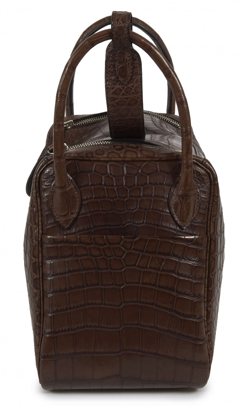 HERMÈS 2007  Sac LINDY 30 Crocodile du Nil mat marron (Crocodylus niloticus) II/B Garniture métal argenté palladié  LI...