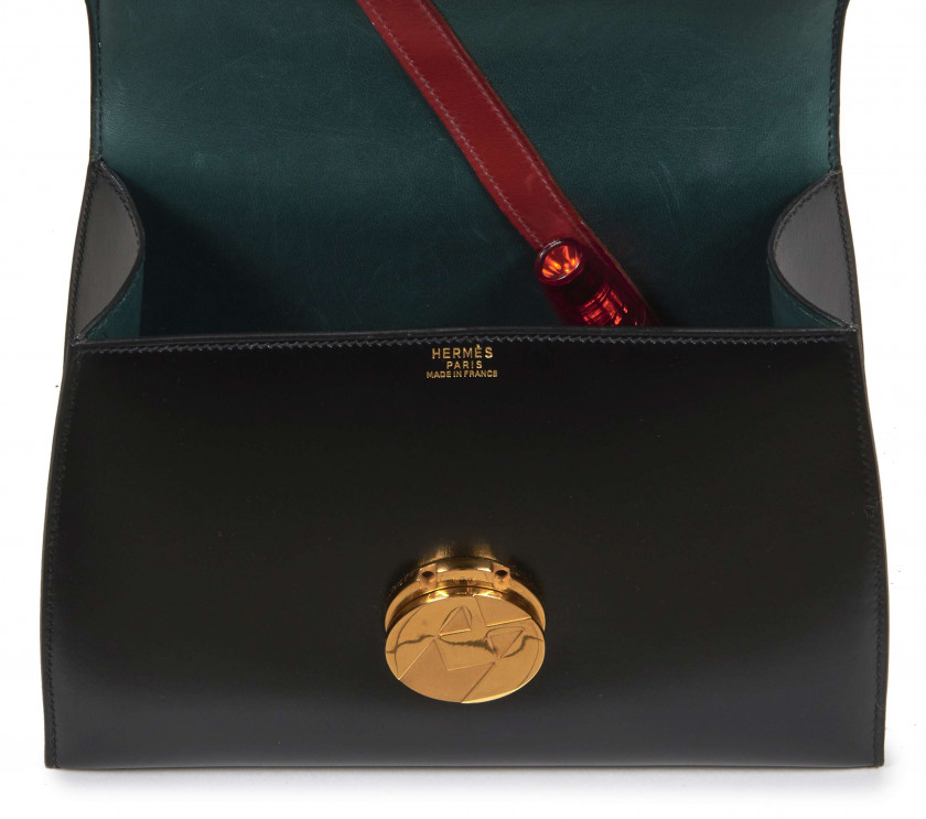 HERMÈS Édition limitée 1994  Sac MUMM Box noir Garniture métal plaqué or Lampe torche  MUMM bag Black box calfsk...