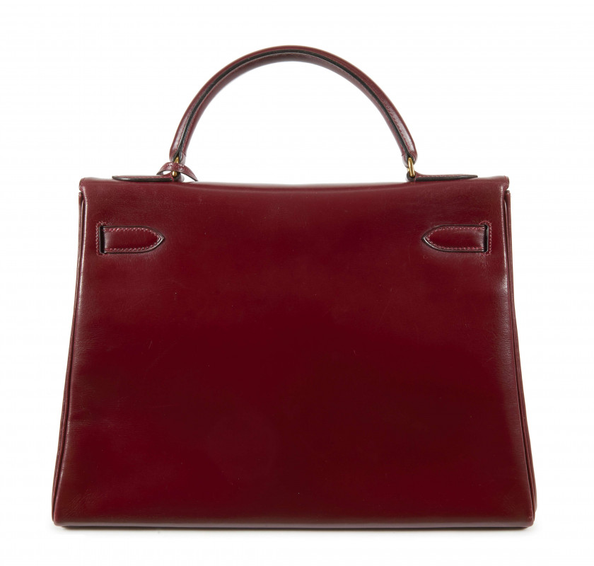 HERMÈS 1980  Sac KELLY Retourné 32 Box bordeaux Garniture métal plaqué or  KELLY Retourné 32 bag Burgundy box calfsk...