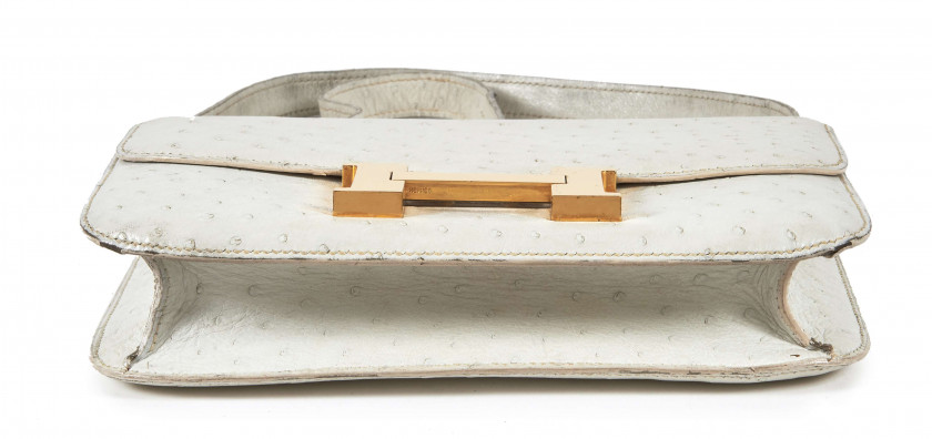 HERMÈS  Sac CONSTANCE 23 Autruche blanc (Struthio Camelus) NR Garniture métal plaqué or  CONSTANCE 23 bag White ostric...