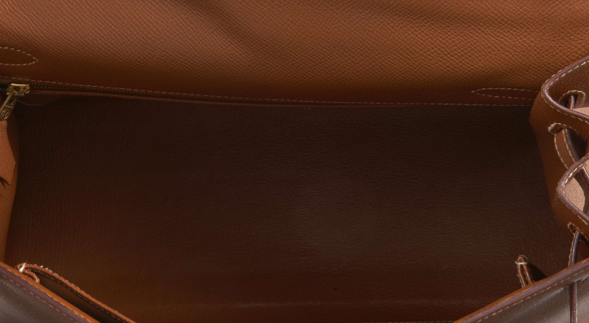 HERMÈS 1993  Sac KELLY Sellier 32 Veau Epsom gold Piqué sellier blanc Garniture métal plaqué or  KELLY Sellier 32 ba...