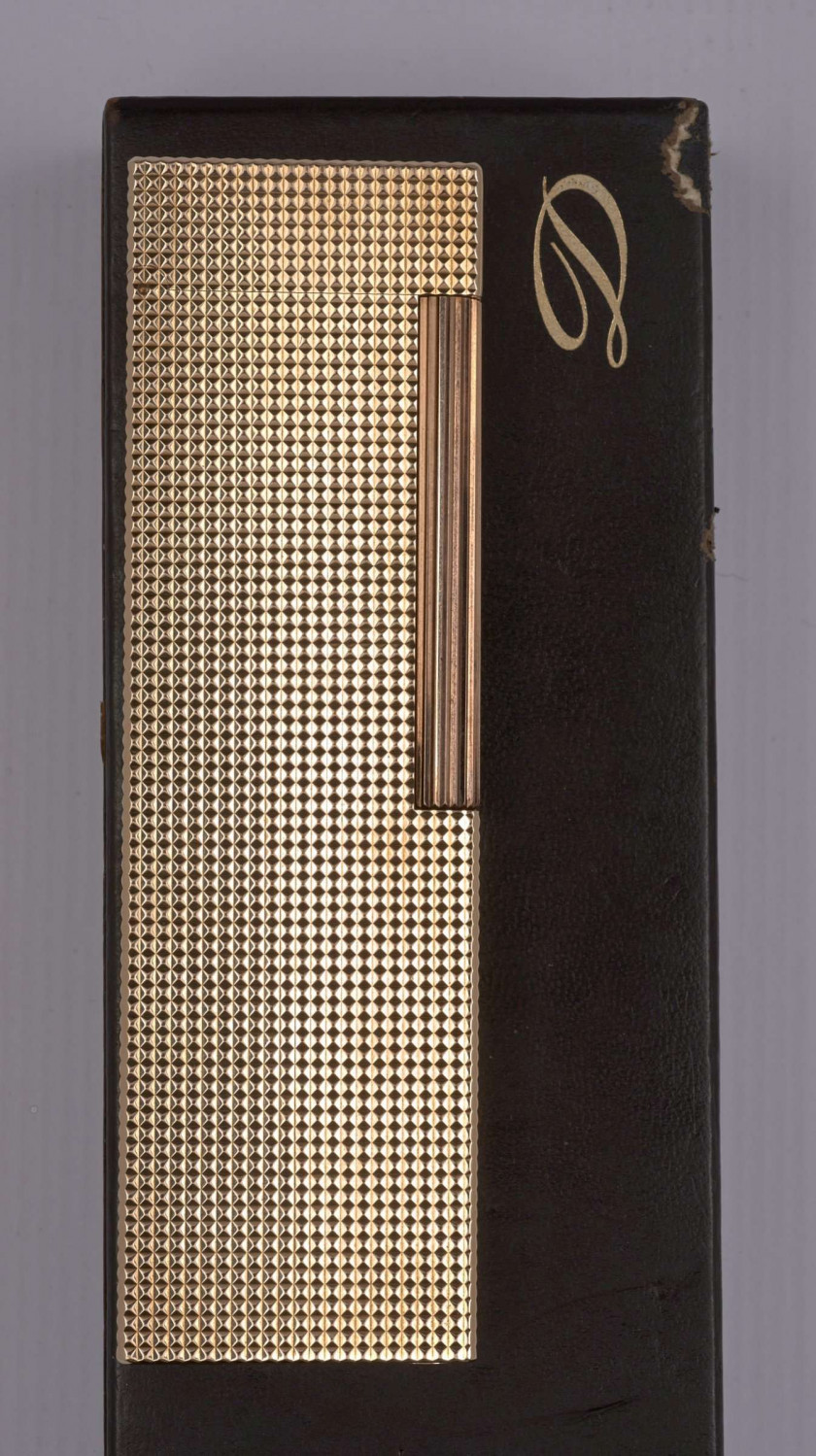 DUPONT Briquet de table plaqué or rose à décor de pointe de diamants. Capuchon gravé "réunion S.A." Dans sa boîte d'origine