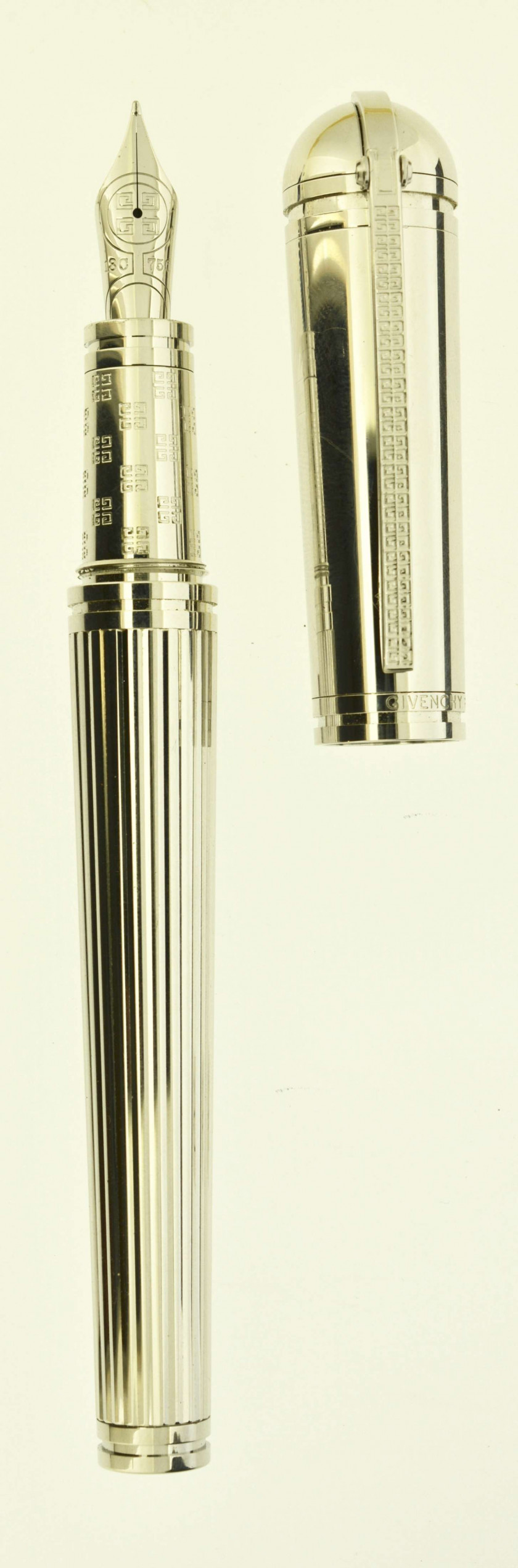 GIVENCHY Stylo plume tout métal rhodié, décor godron pour le corps. Plume or 18 carats moyenne, remplissage cartouche ou convertor...