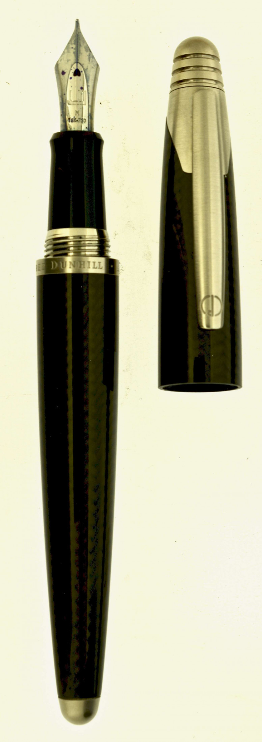 DUNHILL Stylo plume AD 2000 en fibre de carbone. Plume or 18 carats moyenne, remplissage cartouche ou convertor.