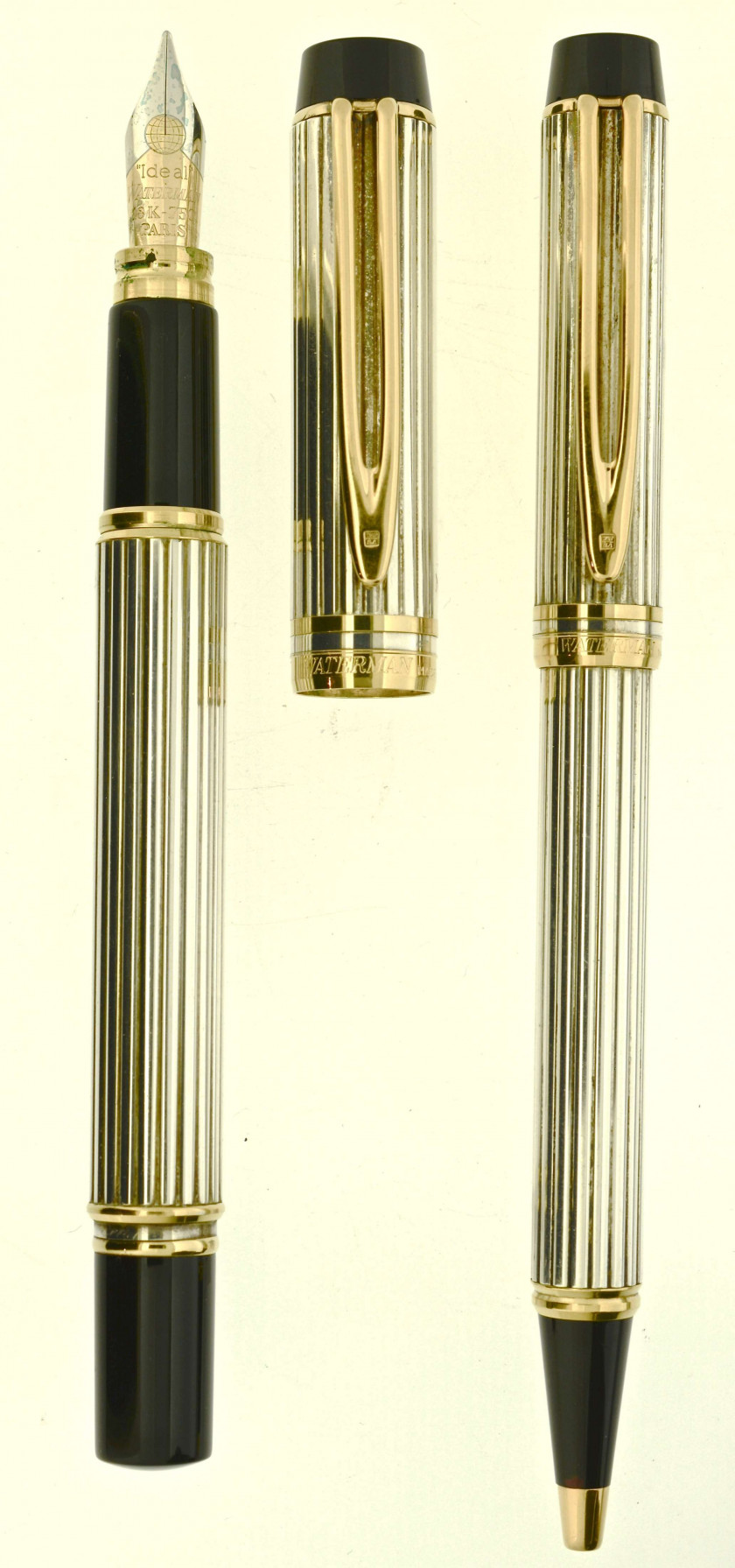 WATERMAN Parure plume + bille de la collection Man 100. Corps et capuchon en argent décor godron avec les extrémités en résine noi...