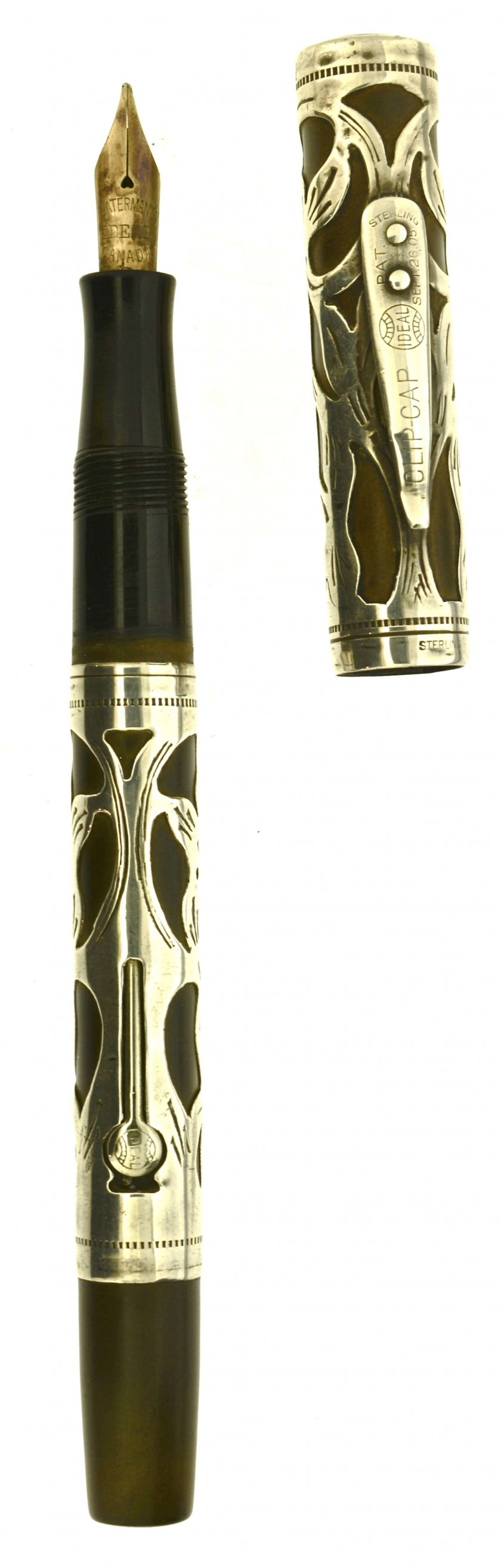 WATERMAN Stylo plume 452 datant de la fin des années 1910, début des années 1920. En ébonite noire (décoloration) avec un habillag...