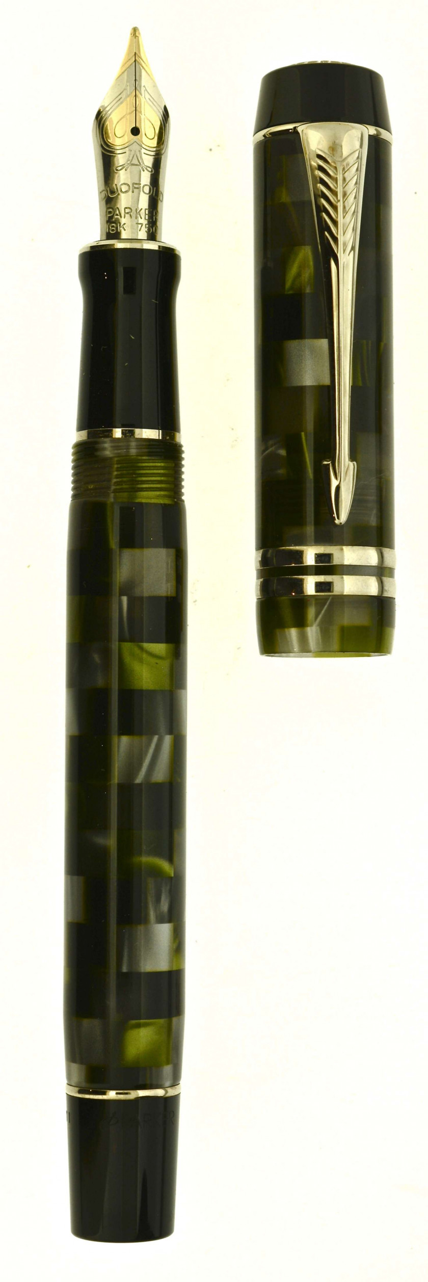 PARKER Stylo plume Duofold Centenial Damier vert. Résine quadrillée  verte, grise et noire avec les attributs plaqués argent. Plum...