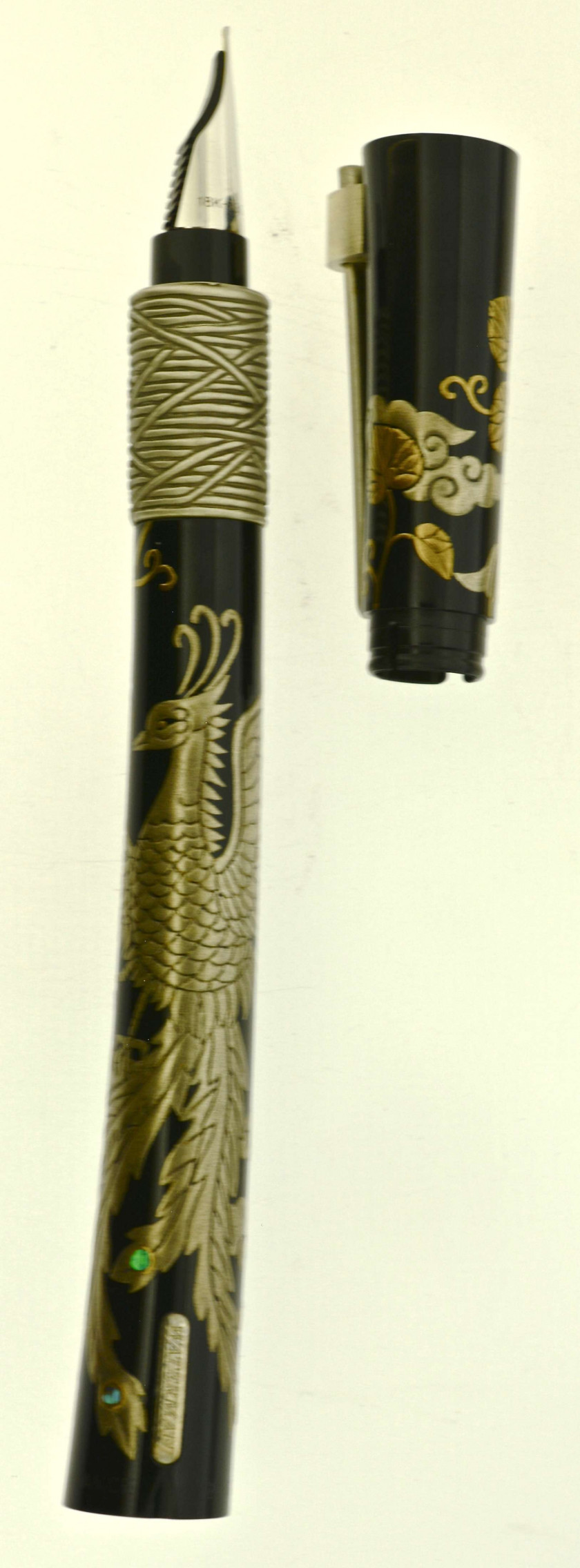 WATERMAN Phoenix, beau stylo plume série limitée à 120 exemplaires (n° 74). Vendu seulement sur l'Asie. Sur une base de Sérénité e...