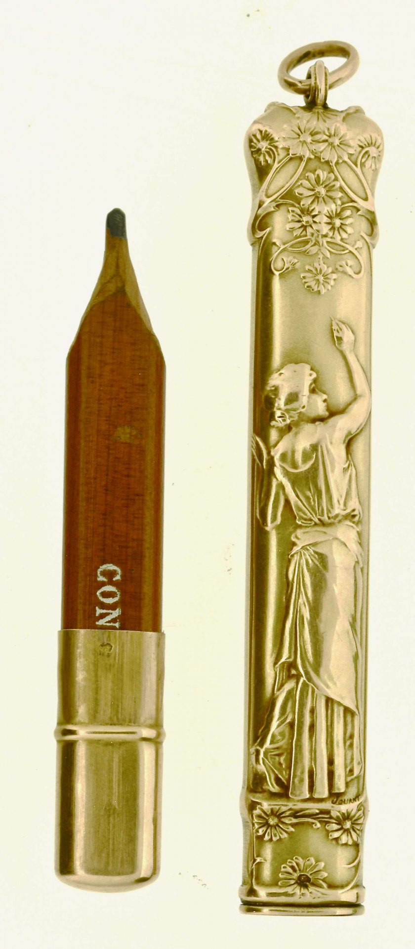 JOUANT Ravissant porte-crayon en or 18 carats. Décor de deux élégantes et de fleurs. Poids net en or : 8,25 g.