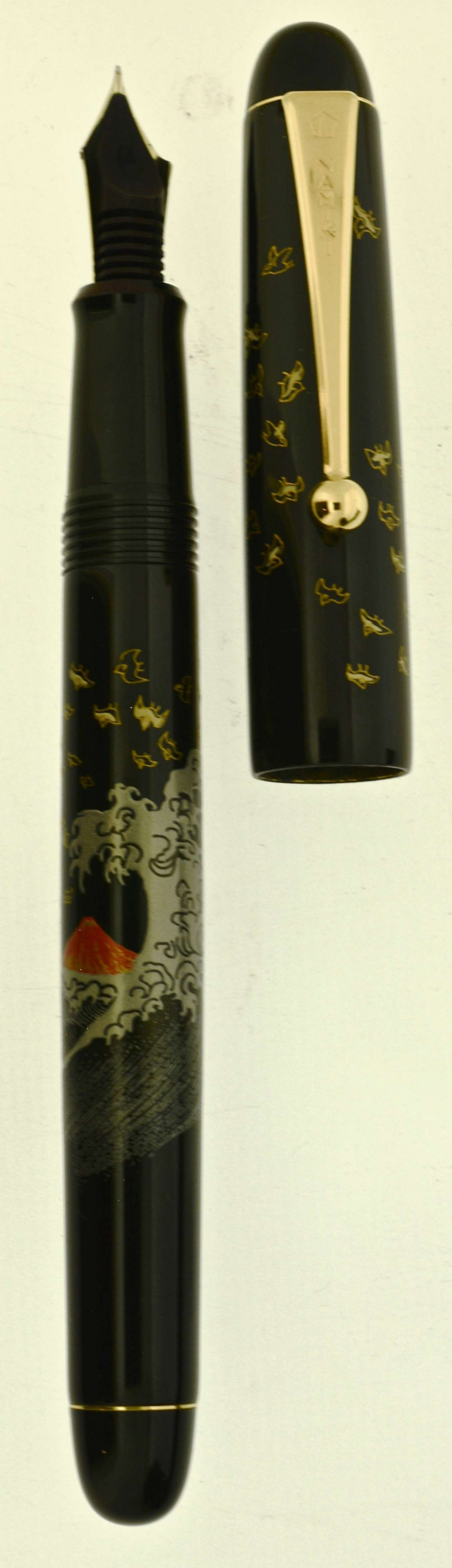 NAMIKI Mont Fuji et Vague, stylo plume de la collection Tradition. Sur une base résine, en laque urushi avec un décor représentant...