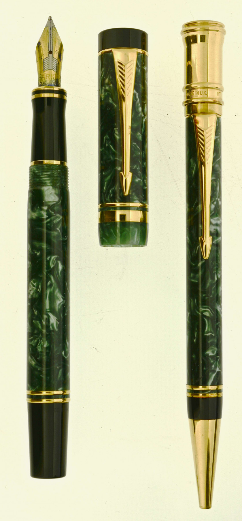 PARKER Parure plume International + bille de la collection Duofold. Résine vert émeraude et attributs plaqués or. Plume or 18 cara...