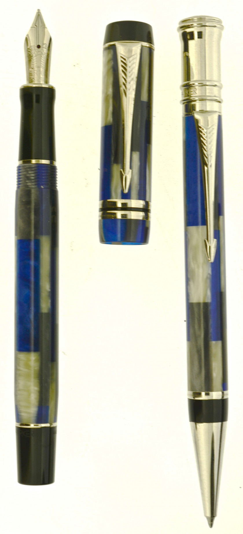 PARKER Parure Mosaïc Bleu plume International + bille de la collection Duofold. Résine bleu, gris et crème et attributs plaqués ar...