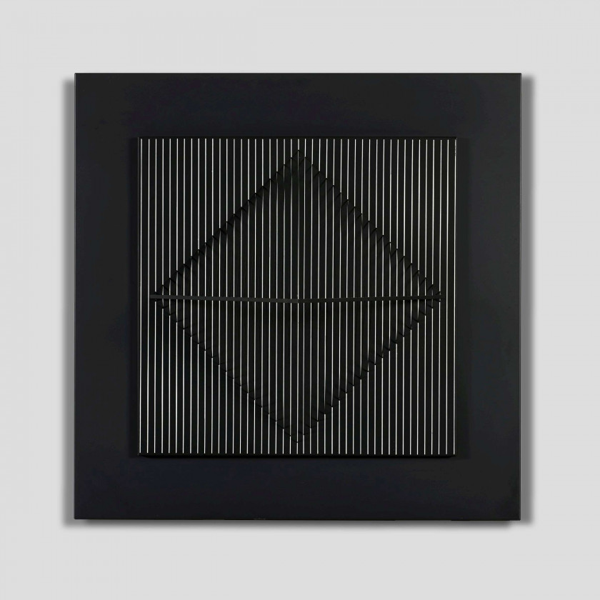 Jean-Pierre YVARAL 1934 - 2002 Accélération pyramidale - 1967 Métal laqué noir, tube métallique et fils élastiques