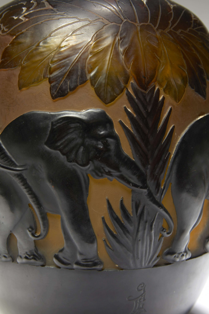 GALLÉ  Vase aux éléphants - Circa 1925