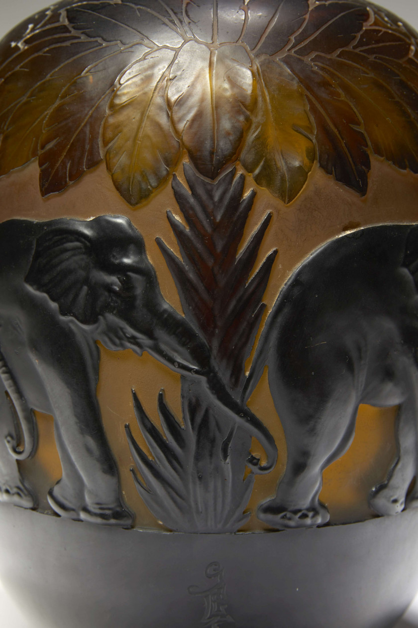 GALLÉ  Vase aux éléphants - Circa 1925