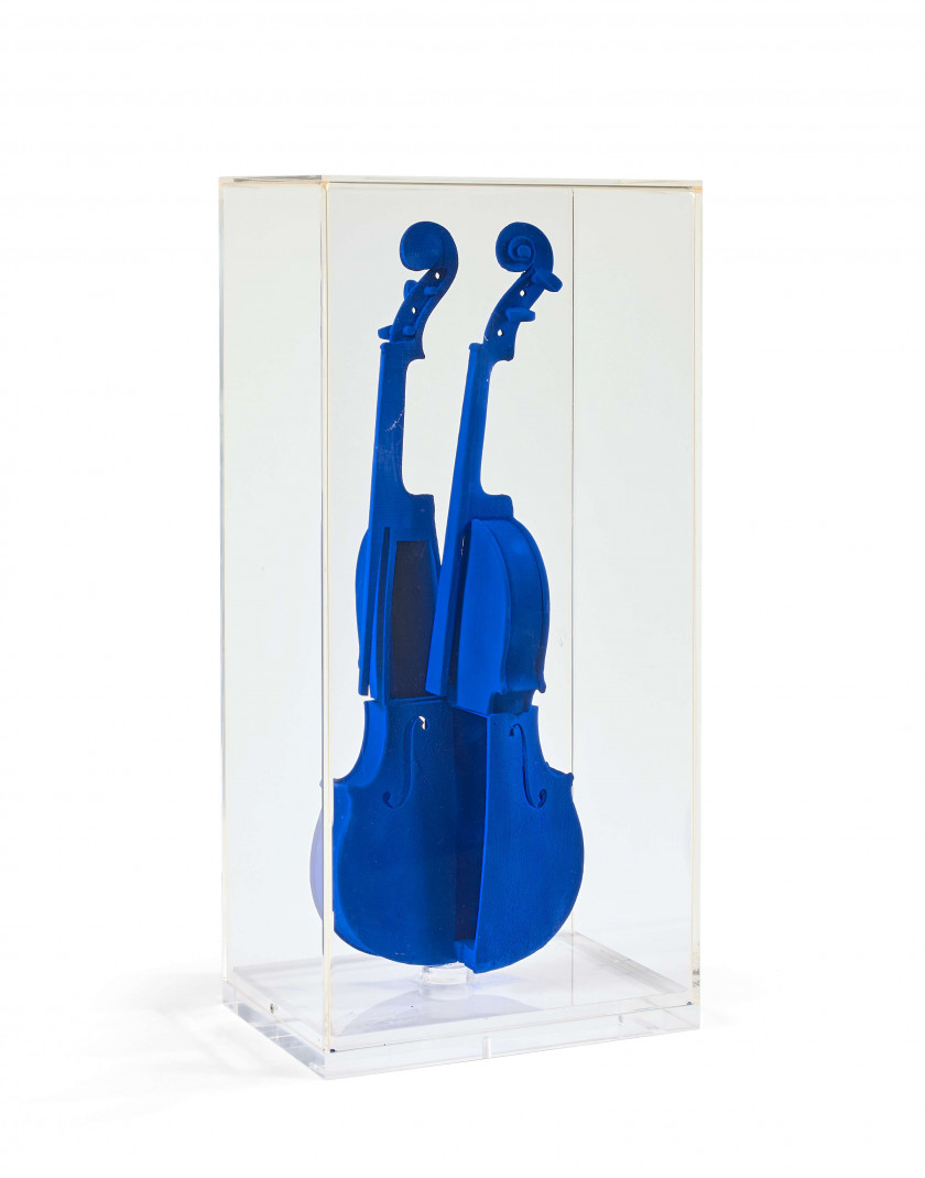 ARMAN 1928 - 2005 Hommage à Yves Klein - 1993 Pigments IKB sur violon découpé dans du plexiglass