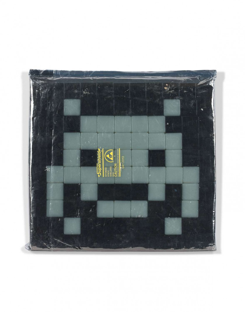 ¤ INVADER Né en 1969 Kit d'invasion IK.15: Glow in the space - 2013 Carreaux de mosaïque montés sur aggloméré