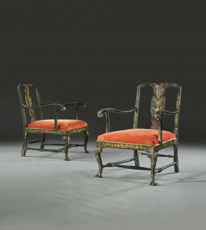 PAIRE DE FAUTEUILS ANGLAIS DE STYLE QUEEN ANNE