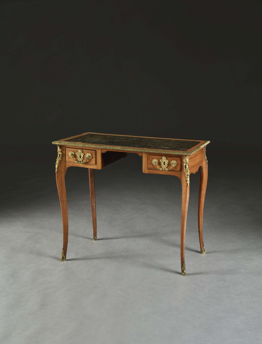 TABLE À ÉCRIRE DU DÉBUT DE L'ÉPOQUE LOUIS XV