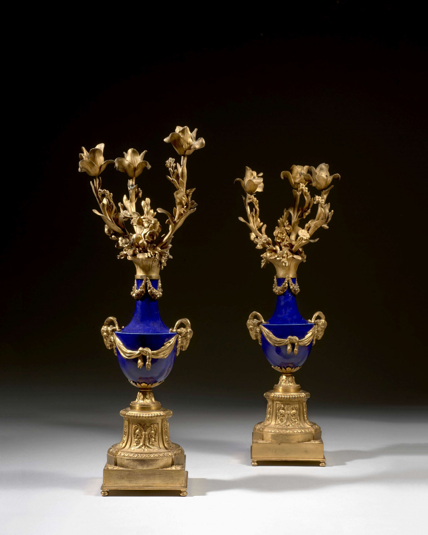 PAIRE DE CANDÉLABRES DE STYLE LOUIS XVI