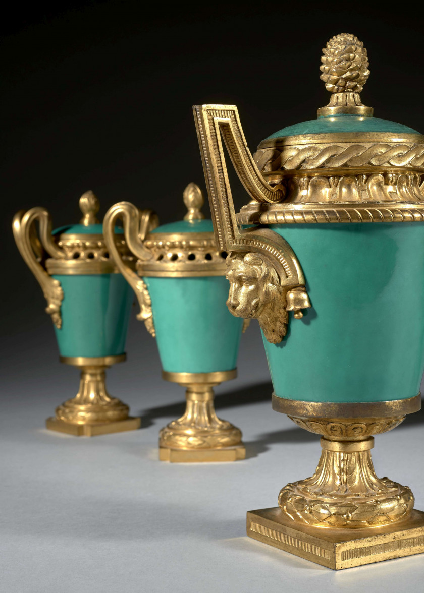 TROIS VASES COUVERTS EN PORCELAINE TENDRE DE SÈVRES ET BRONZE DORÉ DU XVIIIe SIÈCLE Vers 1770